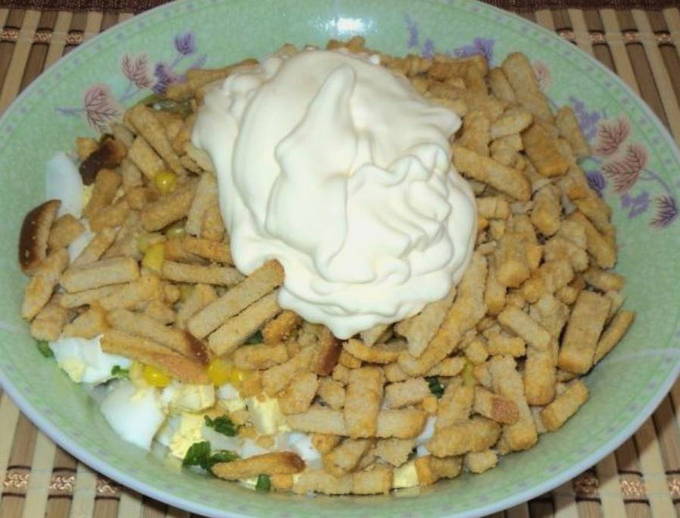 Салат с копченой колбасой и кириешками Салат с копченой колбасой и кириешками