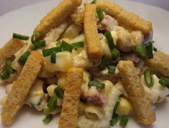 Салат с копченой колбасой и кириешками Салат с копченой колбасой и кириешками