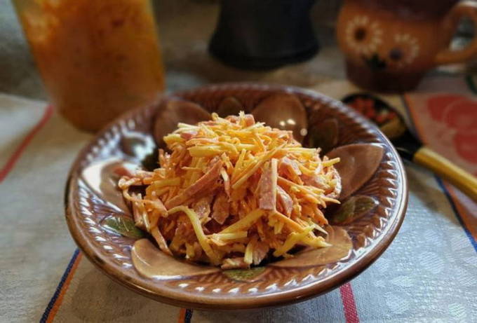 Салат с копченой колбасой и корейской морковью