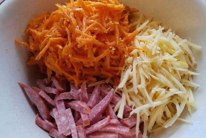 Салат с копченой колбасой и корейской морковью Салат с копченой колбасой и корейской морковью