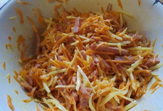Салат с копченой колбасой и корейской морковью Салат с копченой колбасой и корейской морковью