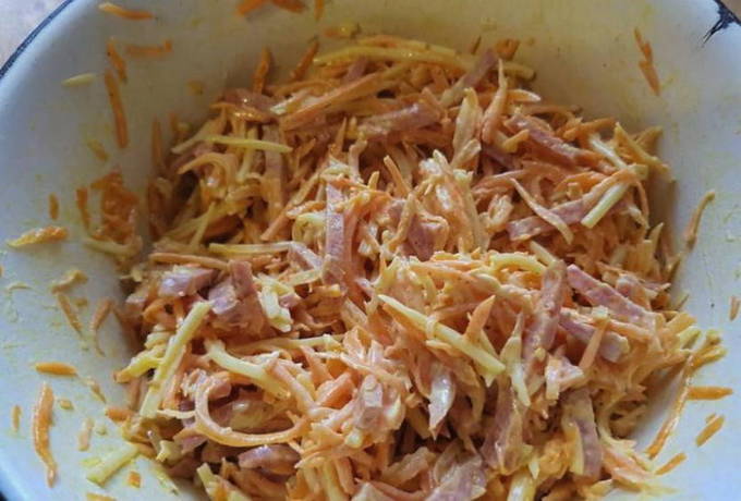 Салат с копченой колбасой и корейской морковью Салат с копченой колбасой и корейской морковью