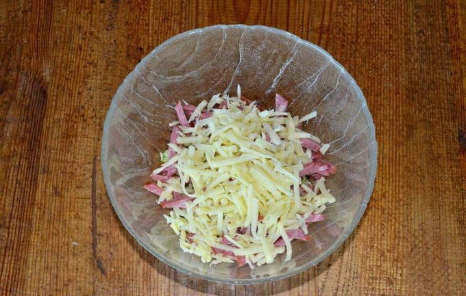 Салат с корейской морковью и копченой колбасой Салат с корейской морковью и копченой колбасой