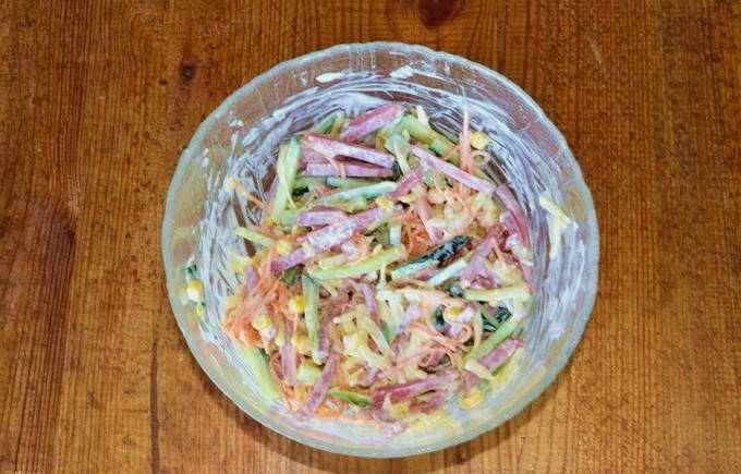 Салат с корейской морковью и копченой колбасой Салат с корейской морковью и копченой колбасой