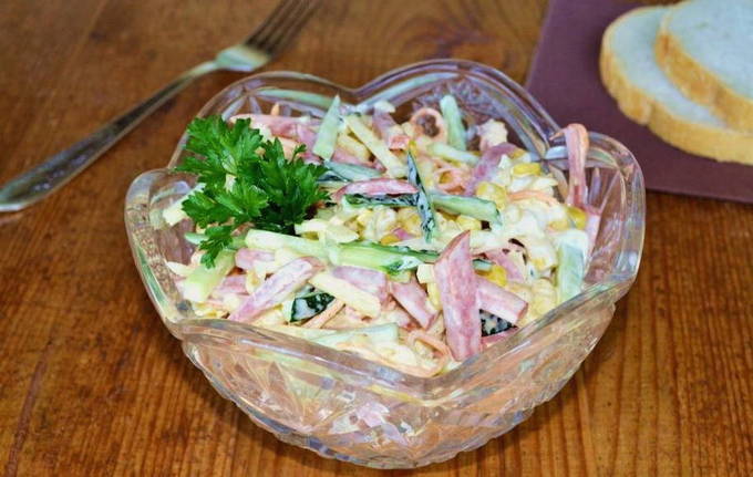 Салат с корейской морковью и копченой колбасой Салат с корейской морковью и копченой колбасой