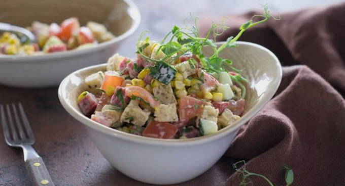 Салат с копченой колбасой и сухариками
