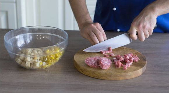 Салат с копченой колбасой и сухариками