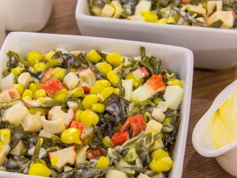 Салат с морской капустой, крабовыми палочками и кукурузой