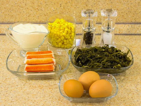 Салат с морской капустой, крабовыми палочками и кукурузой