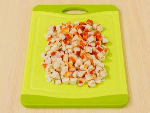 Салат с морской капустой, крабовыми палочками и кукурузой