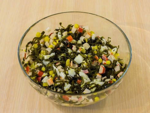 Салат с морской капустой, крабовыми палочками и кукурузой
