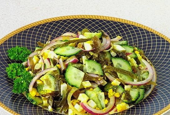 Салат из морской капусты с яйцом и огурцом