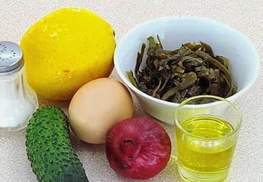 Салат из морской капусты с яйцом и огурцом