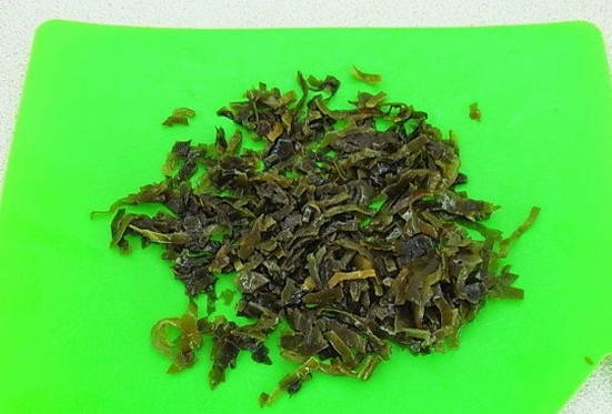 Салат из морской капусты с яйцом и огурцом