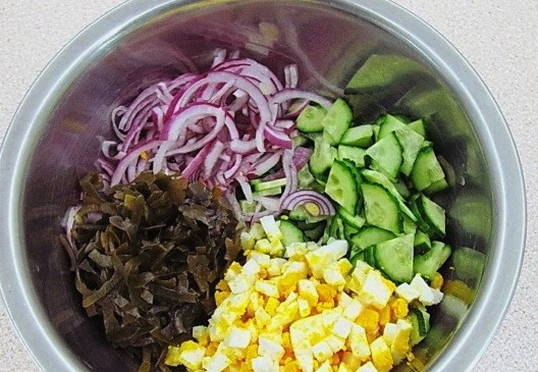 Салат из морской капусты с яйцом и огурцом