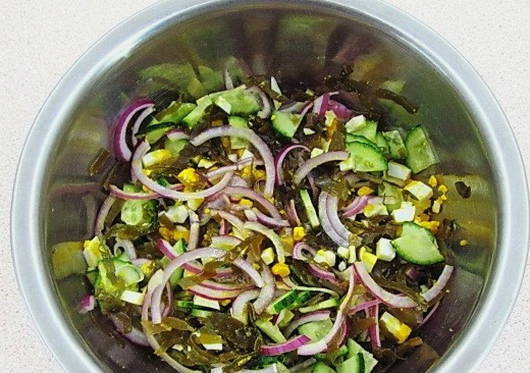Салат из морской капусты с яйцом и огурцом
