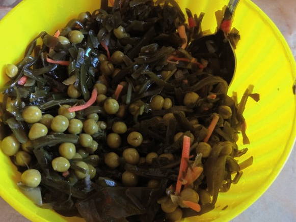 Салат из морской капусты с яйцом и зеленым горошком Салат из морской капусты с яйцом и зеленым горошком