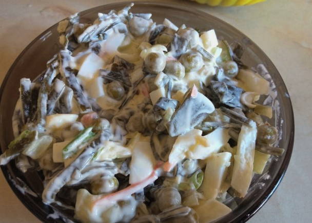 Салат из морской капусты с яйцом и зеленым горошком Салат из морской капусты с яйцом и зеленым горошком