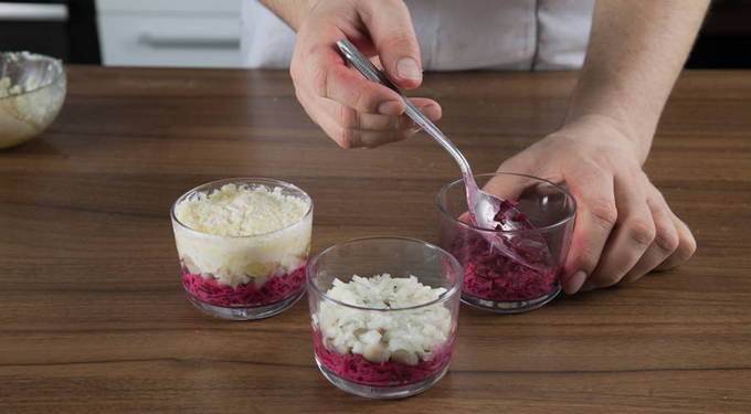 Селедка под шубой с яйцом классическая