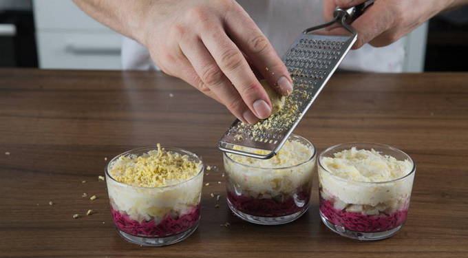 Селедка под шубой с яйцом классическая