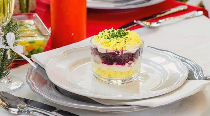 Селедка под шубой с яйцом классическая