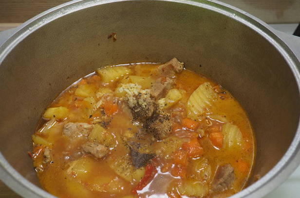 Картошка с мясом и овощами в казане Картошка с мясом и овощами в казане
