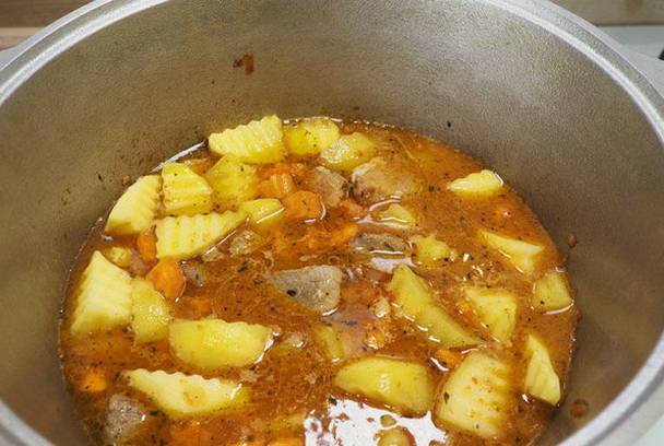 Картошка с мясом и овощами в казане Картошка с мясом и овощами в казане