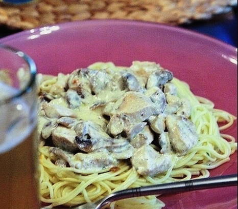 Курица с шампиньонами в сливочном соусе