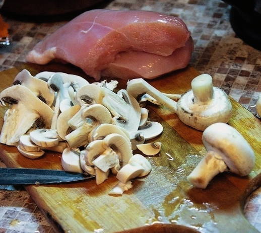 Курица с шампиньонами в сливочном соусе