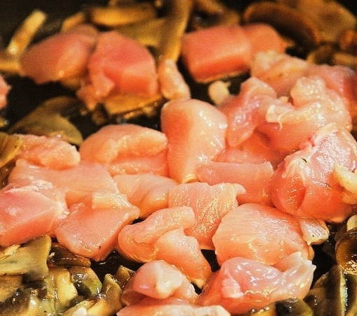 Курица с шампиньонами в сливочном соусе