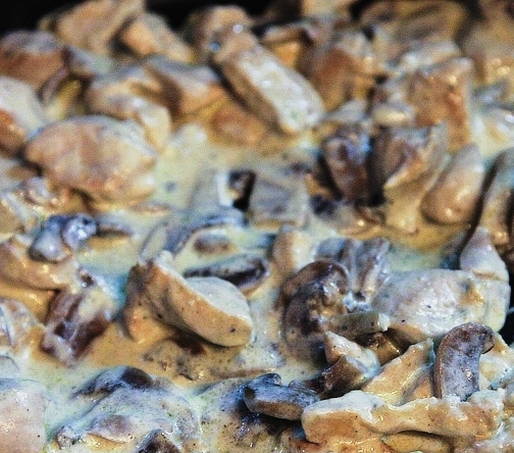 Курица с шампиньонами в сливочном соусе