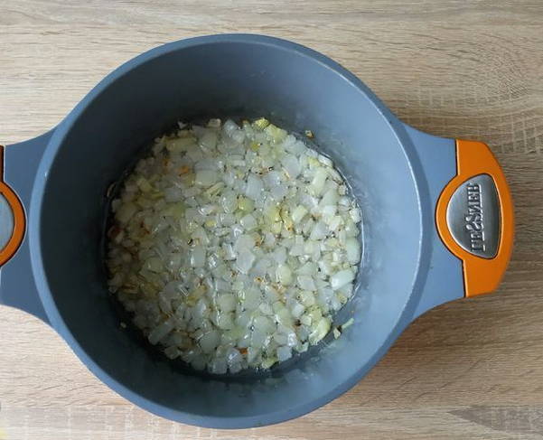 Картошка с тушёнкой, морковью и луком в кастрюле Картошка с тушёнкой, морковью и луком в кастрюле