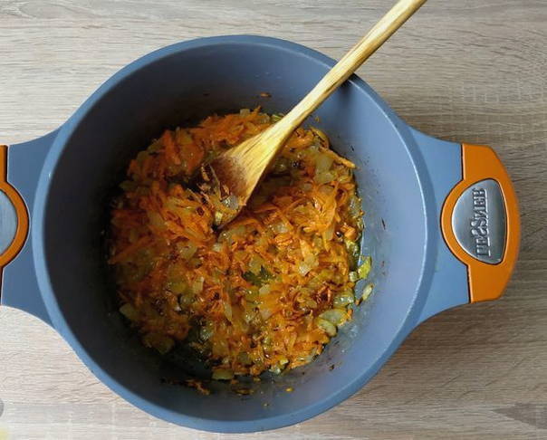 Картошка с тушёнкой, морковью и луком в кастрюле Картошка с тушёнкой, морковью и луком в кастрюле