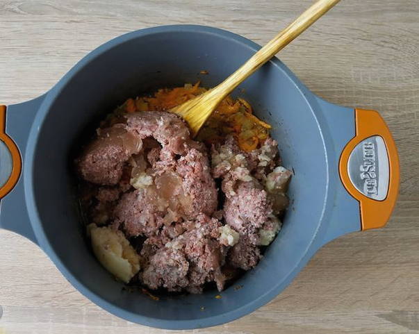 Картошка с тушёнкой, морковью и луком в кастрюле Картошка с тушёнкой, морковью и луком в кастрюле
