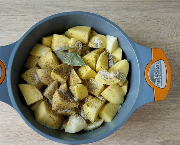 Картошка с тушёнкой, морковью и луком в кастрюле Картошка с тушёнкой, морковью и луком в кастрюле
