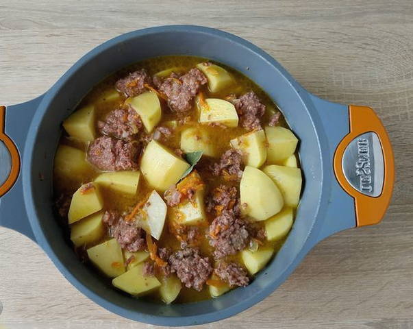 Картошка с тушёнкой, морковью и луком в кастрюле Картошка с тушёнкой, морковью и луком в кастрюле