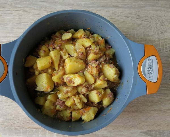 Картошка с тушёнкой, морковью и луком в кастрюле Картошка с тушёнкой, морковью и луком в кастрюле