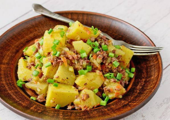 Картошка с тушёнкой, морковью и луком в кастрюле Картошка с тушёнкой, морковью и луком в кастрюле