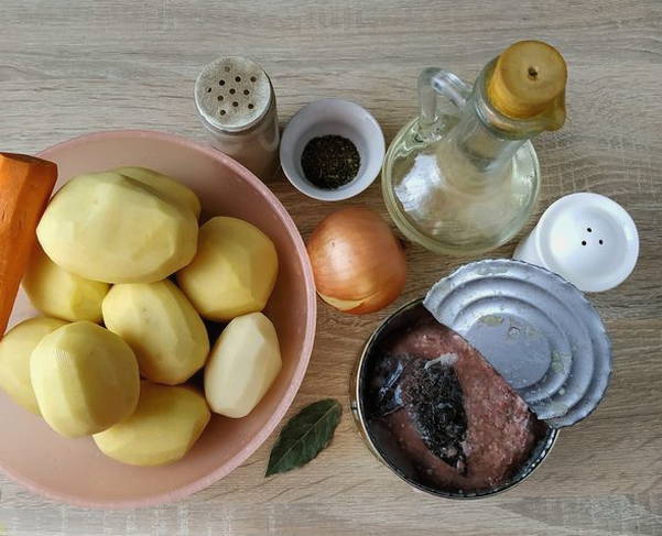 Картошка с тушёнкой, морковью и луком в кастрюле Картошка с тушёнкой, морковью и луком в кастрюле
