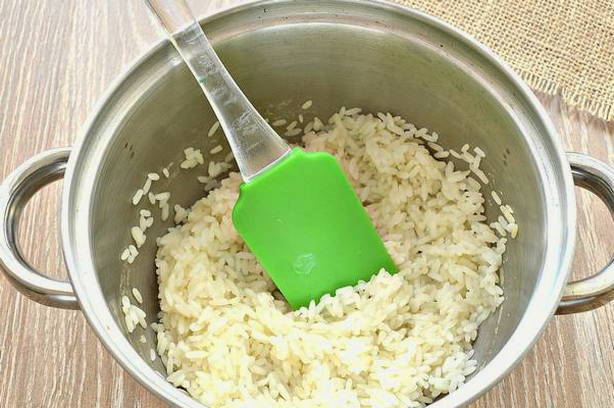 Рис с замороженными овощами на сковороде Рис с замороженными овощами на сковороде