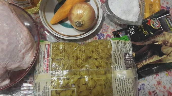 Курица с макаронами на сковороде