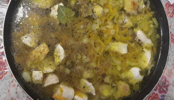 Курица с макаронами на сковороде