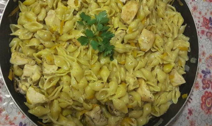 Курица с макаронами на сковороде