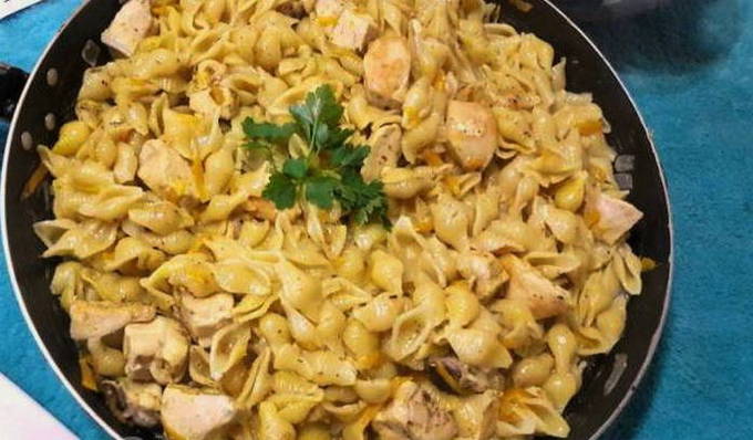 Курица с макаронами на сковороде