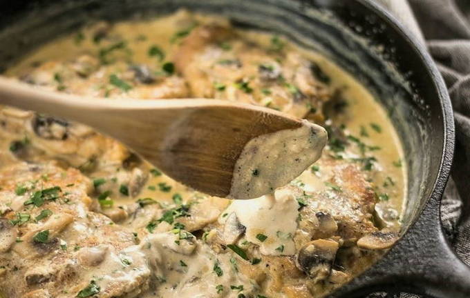 Курица с грибами в сливках на сковороде