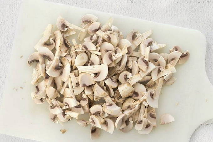 Курица с грибами в сливках на сковороде