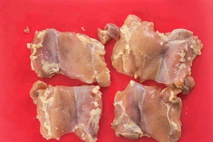 Курица с грибами в сливках на сковороде