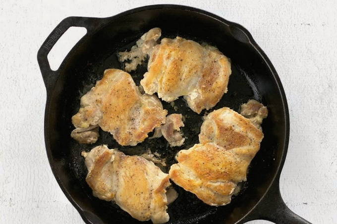 Курица с грибами в сливках на сковороде