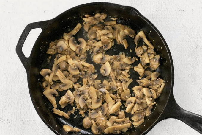 Курица с грибами в сливках на сковороде