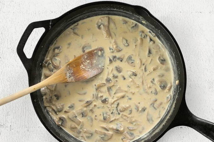 Курица с грибами в сливках на сковороде